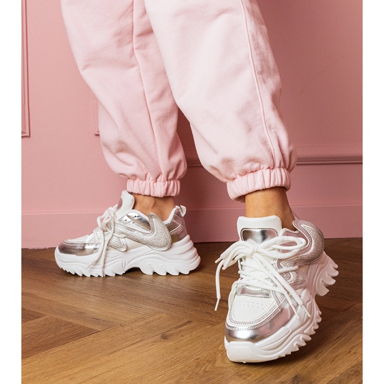 Weiße Turnschuhe auf einer massiven Sohle mit Zirkonen 2