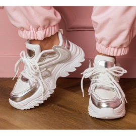 Weiße Turnschuhe auf einer massiven Sohle mit Zirkonen 3