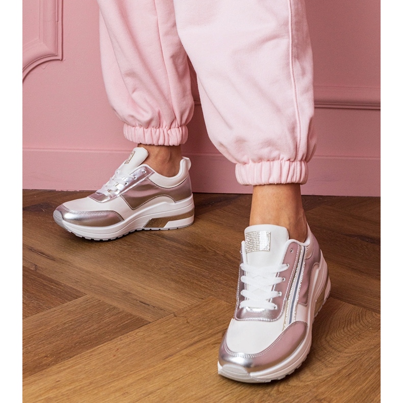 Weiße Turnschuhe mit Zirkonen und einem metallischen Einfügen 1