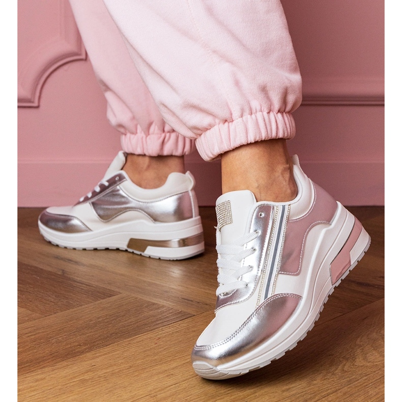 Weiße Turnschuhe mit Zirkonen und einem metallischen Einfügen 2