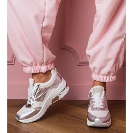 Weiße Turnschuhe mit Zirkonen und einem metallischen Einfügen 3
