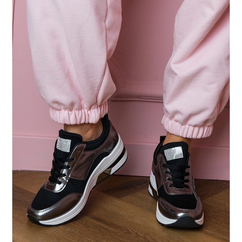 Schwarze Turnschuhe mit Zirkonen und einem metallischen Einfügen 1