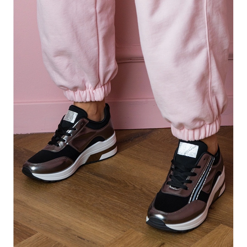 Schwarze Turnschuhe mit Zirkonen und einem metallischen Einfügen 2