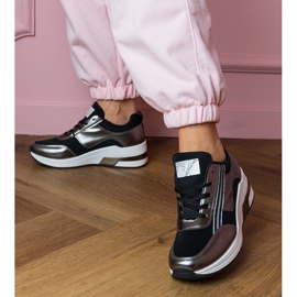 Schwarze Turnschuhe mit Zirkonen und einem metallischen Einfügen 3