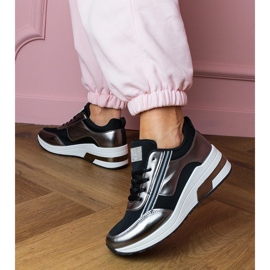 Schwarze Turnschuhe mit Zirkonen und einem metallischen Einfügen 4