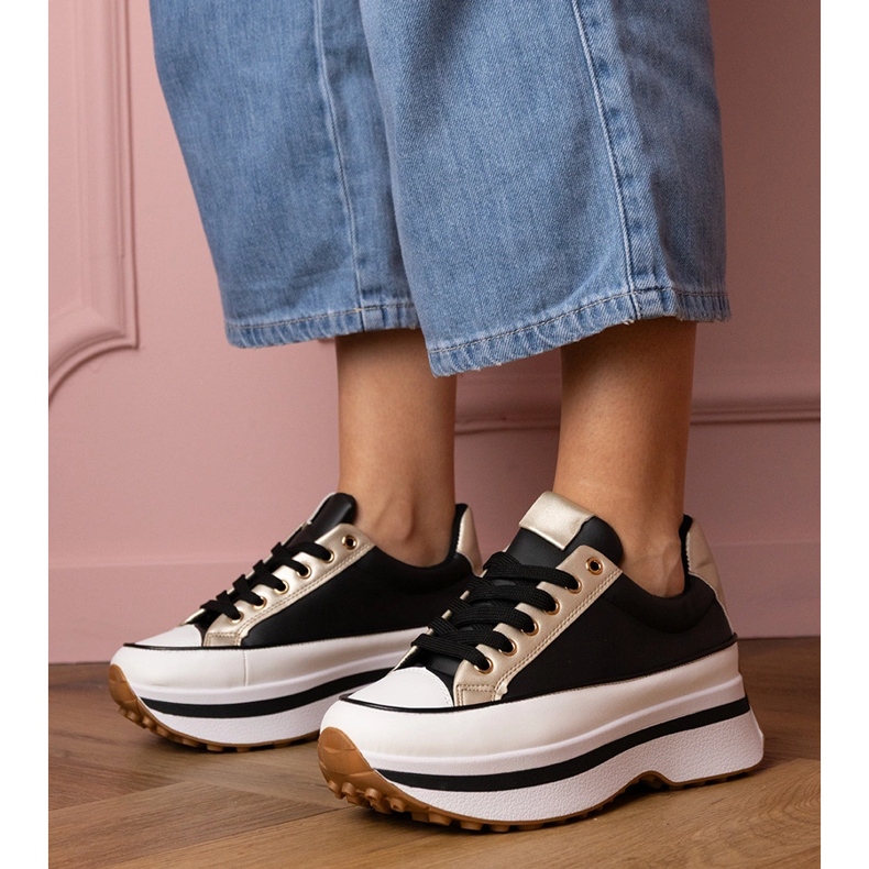 Schwarze Turnschuhe auf Platfotm 1