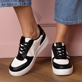 Schwarze Turnschuhe mit Glitzer dekoriert 1