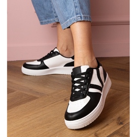 Schwarze Turnschuhe mit Glitzer dekoriert 2