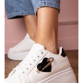 Weiße Turnschuhe mit schwarzem Herzen und Zirkonstiften 3