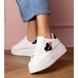 Weiße Turnschuhe mit schwarzem Herzen und Zirkonstiften 1