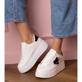 Weiße Turnschuhe mit schwarzem Herzen und Zirkonstiften 2