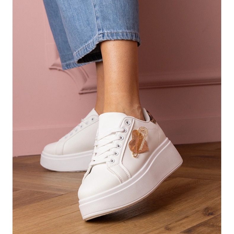 Weiße Turnschuhe mit Zirkonstiften und einer Leopardenzusatz 1