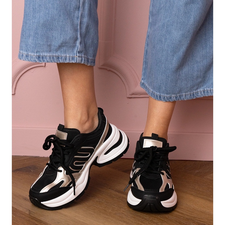 Schwarze Sport -Turnschuhe auf einer massiven Sohle 1