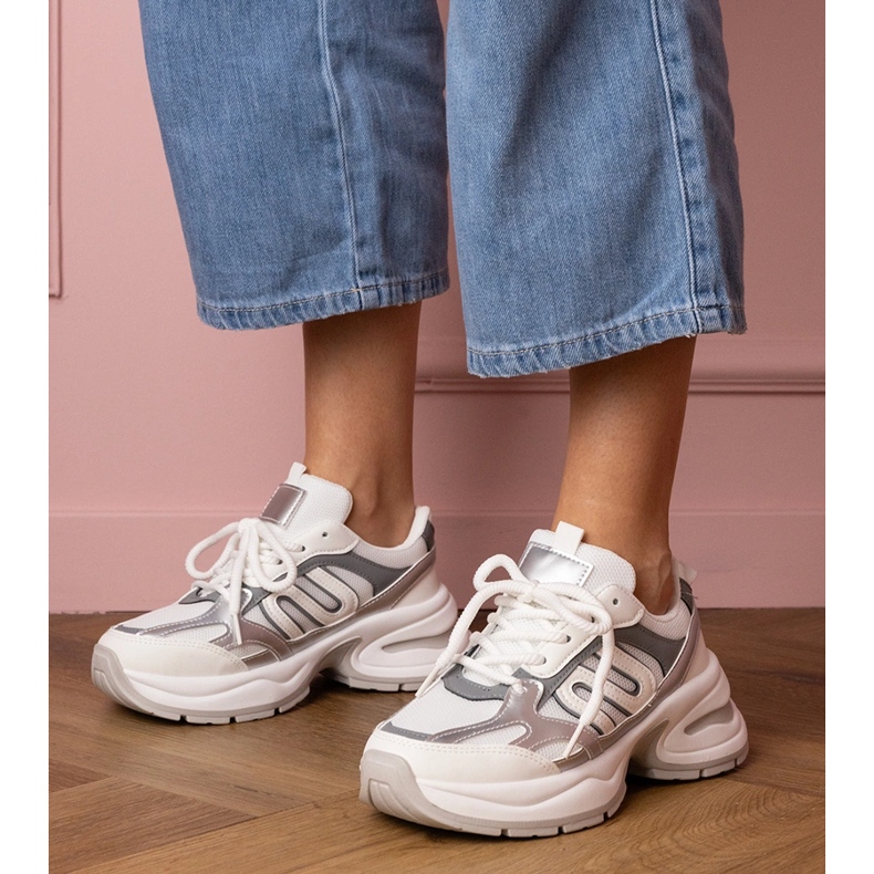 Weiße Sport-Sneaker mit massiver Sohle 1