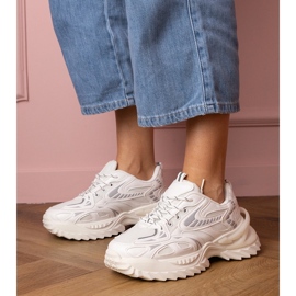 Weiße Sport -Turnschuhe auf einer stilvollen Sohle 1