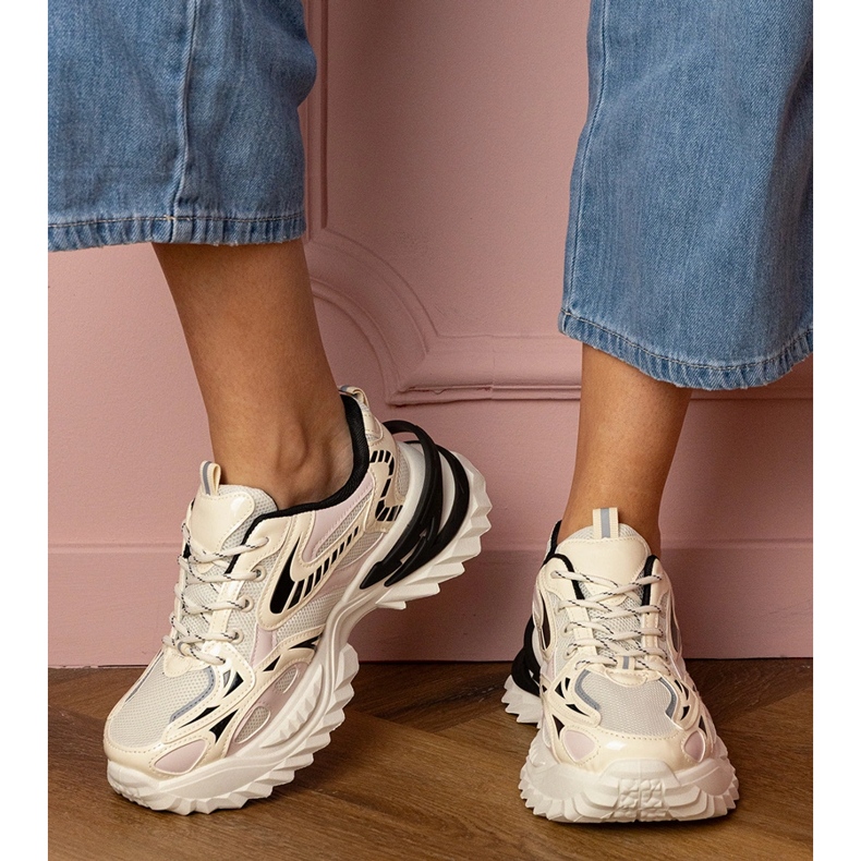 Beige Sportsneaker auf einer stilvollen Sohle 1