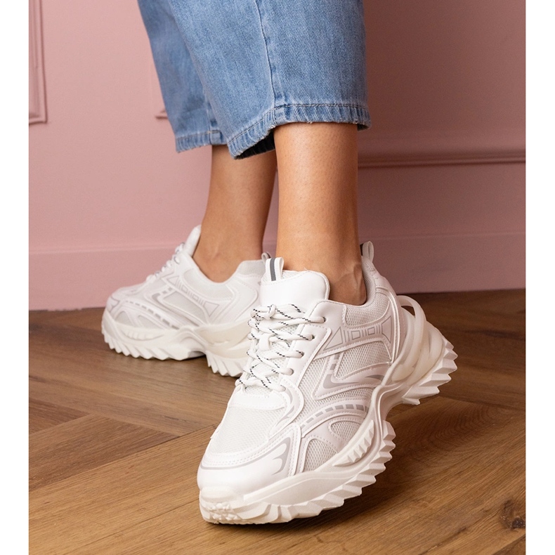 Weiße Sport -Turnschuhe auf einer dicken Sohle 1