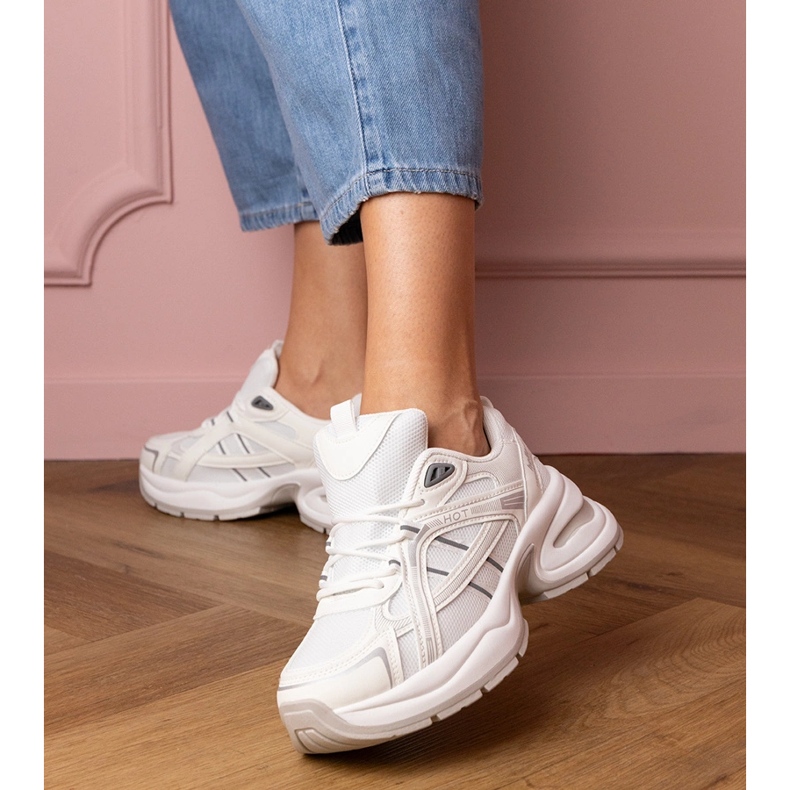 Weiße Sport-Sneaker mit massiver Sohle 1