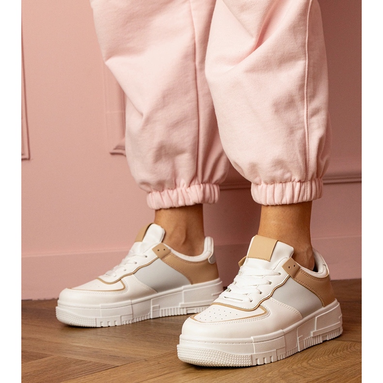 Weiße und beige Sport -Turnschuhe auf Platfotm 1