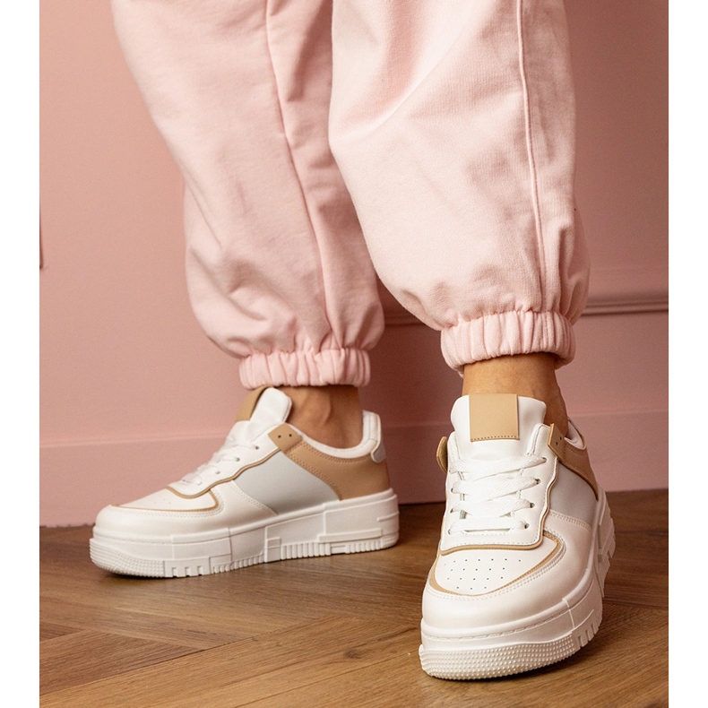 Weiße und beige Sport -Turnschuhe auf Platfotm 2