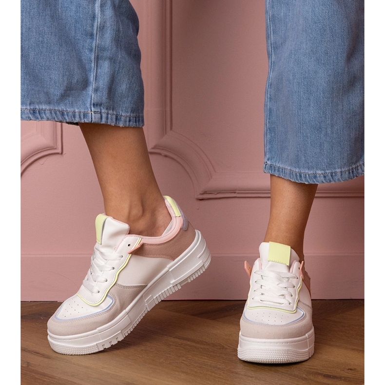 Weiße und graue Sport -Turnschuhe auf Platfotm 1