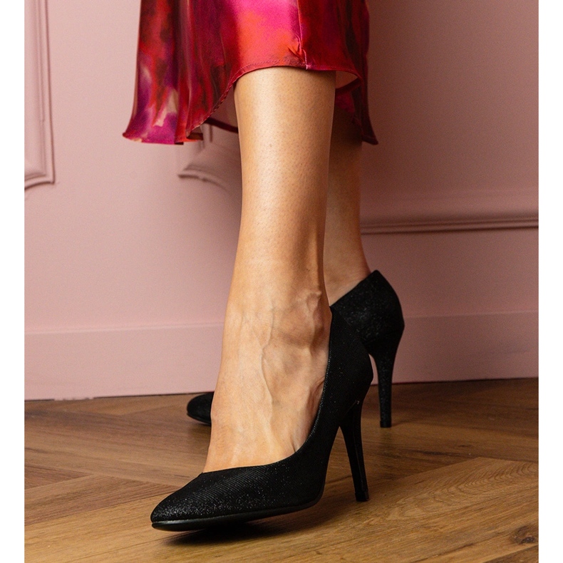 Schwarze Pumpen auf einem Brokat -Finish 2