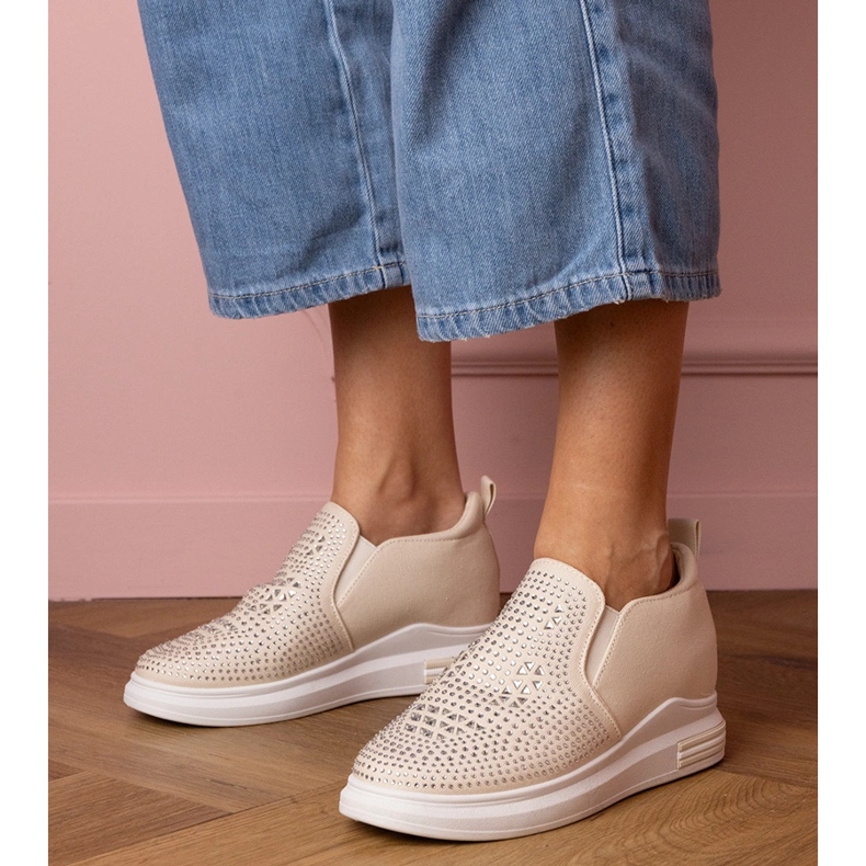 Beige Frauen -Sneaker mit Zirkonen auf einem versteckten Keil 1