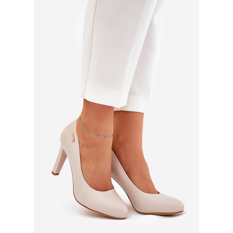 Frauenpumpen auf dem grauen Post Sergio Leone 1