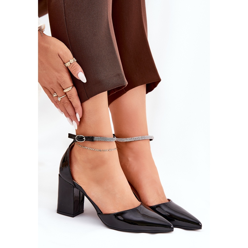 Lackierte Pumpen mit spitzen Zehen auf dem schwarzen Pfosten 2