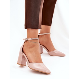 Lackierte Pumpen mit spitzen Zehen auf dem Post -Beige 2