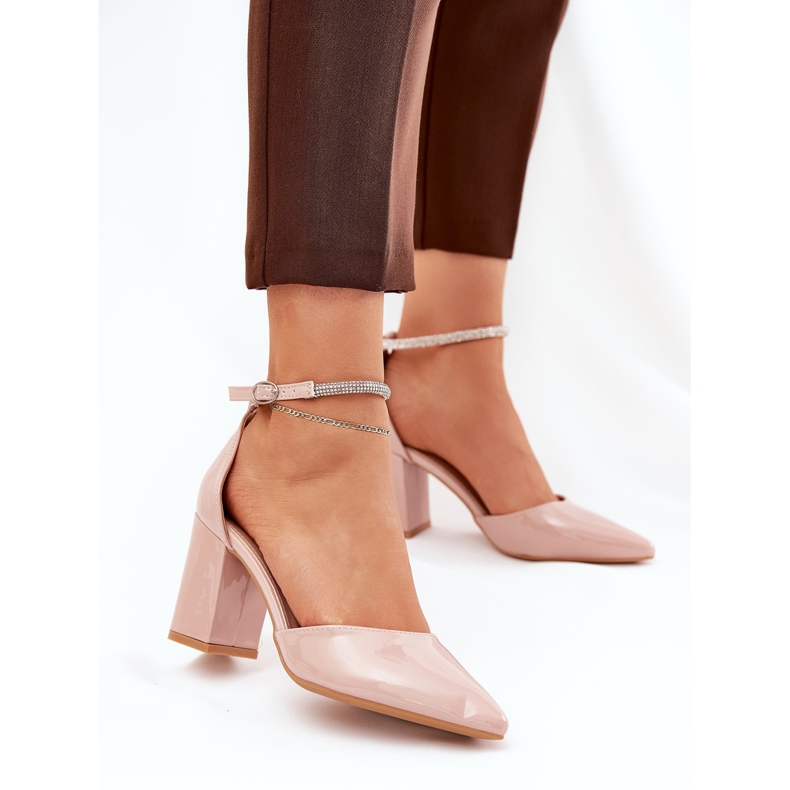 Lackierte Pumpen mit spitzen Zehen auf dem Post -Beige 2