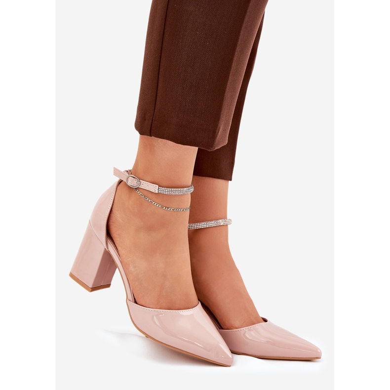 Lackierte Pumpen mit spitzen Zehen auf dem Post -Beige 1