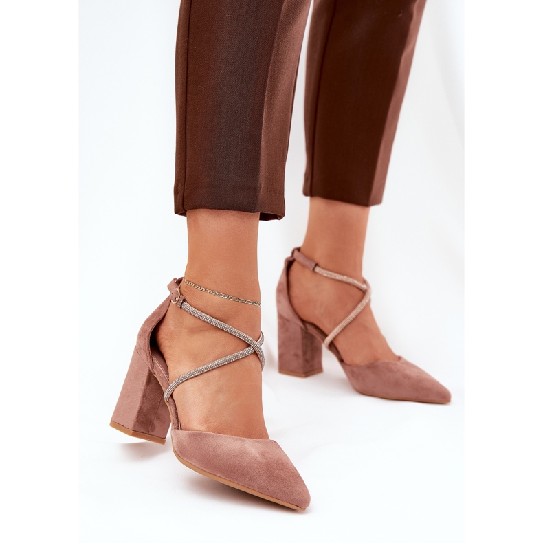 Pumpen mit spitzen Zehen und dekorierten Streifen am dunklen Pfosten beige 2