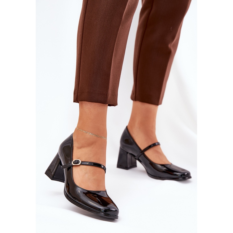 Bemalten Pumpen auf dem Pfosten mit einem Gürtel und einem Schnalle schwarz 2