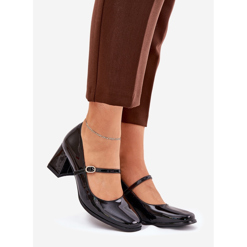 Bemalten Pumpen auf dem Pfosten mit einem Gürtel und einem Schnalle schwarz 1