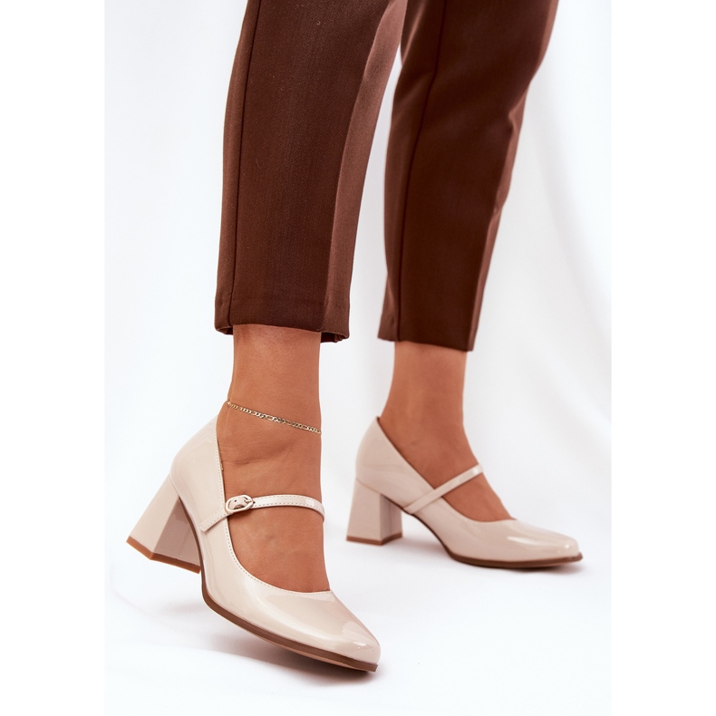 Lackierte Pumpen auf dem Pfosten mit einem Gürtel und Schnalle Beige 2