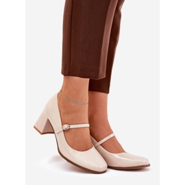 Lackierte Pumpen auf dem Pfosten mit einem Gürtel und Schnalle Beige 1