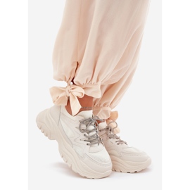 Frauen -Turnschuhe auf einer dekorativen Plattform beige Schnürung 1