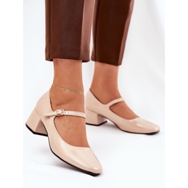 Bemalten Pumpen mit einem beige Gürtel und Schnalle 2