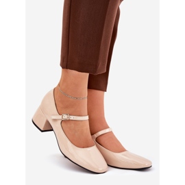 Bemalten Pumpen mit einem beige Gürtel und Schnalle 1