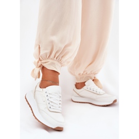 Frauensportschuhe auf weißer Plattform 2