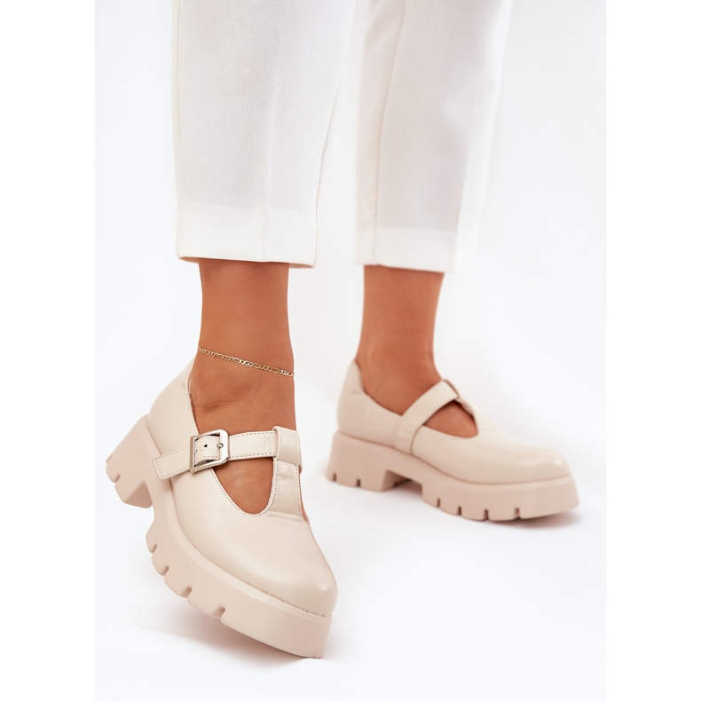 Frauenschuhe mit einer Schnalle auf der Plattform und flachen Absätzen beige 2