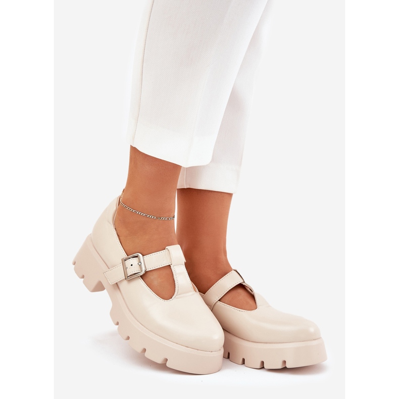 Frauenschuhe mit einer Schnalle auf der Plattform und flachen Absätzen beige 1