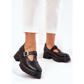 Frauenschuhe mit einer Schnalle auf der Plattform und flachen Absätzen schwarz 2