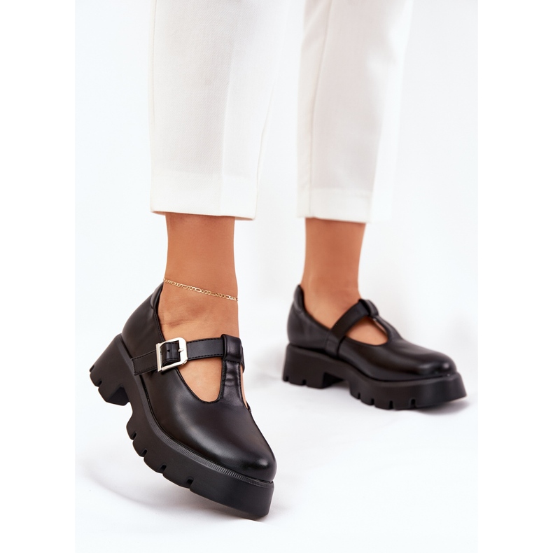 Frauenschuhe mit einer Schnalle auf der Plattform und flachen Absätzen schwarz 2