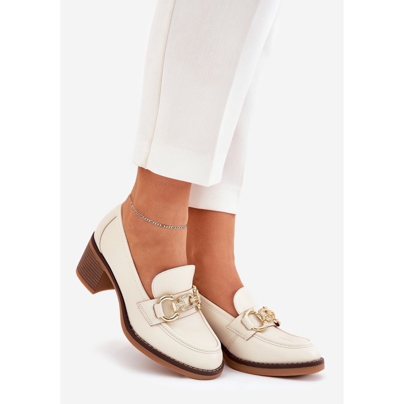 Frauenschuhe mit einem goldenen Detail mit beige Absätzen 1
