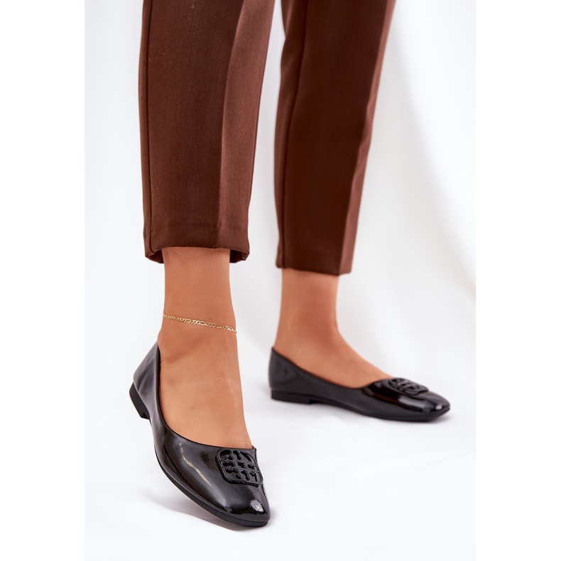 Lackierte elegante Frauen -Ballerinas mit einem dekorativen Vinceza 17377 Schwarzes Detail 2