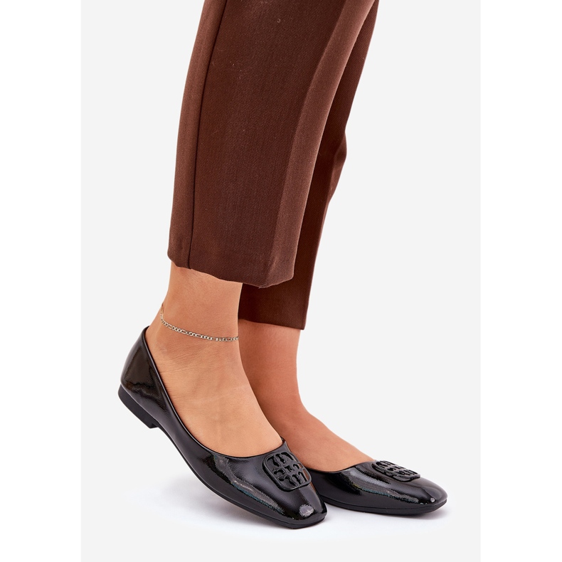 Lackierte elegante Frauen -Ballerinas mit einem dekorativen Vinceza 17377 Schwarzes Detail 1