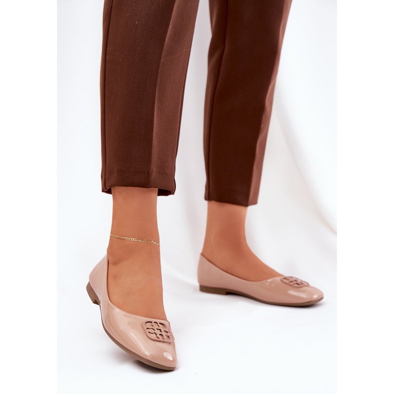 Lackierte elegante Frauen -Ballerinas mit einem dekorativen Vinceza 17377 beige Detail 2