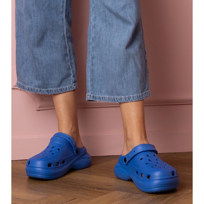 Blau gebaute Flip Flops auf der Plattform 1